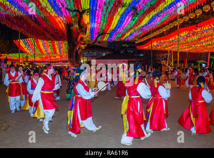 I ballerini coreani si esibiscono al Tempio di Jogyesa durante il Festival delle Lanterne di Loto a Seoul , Corea Foto Stock