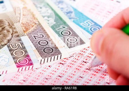 Biglietto della lotteria con una penna e lucidare il denaro Foto Stock