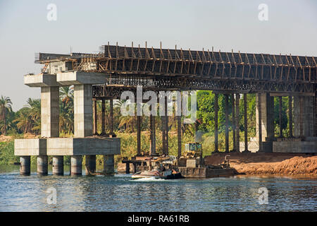 Vista di una grande strada concreta bridge in costruzione spanning ampio fiume Nilo in Egitto in Kom Ombo Foto Stock