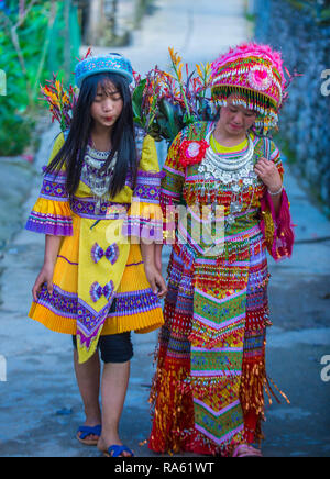 Ragazze della minoranza Hmong in un villaggio vicino a Dong Van in Vietnam Foto Stock