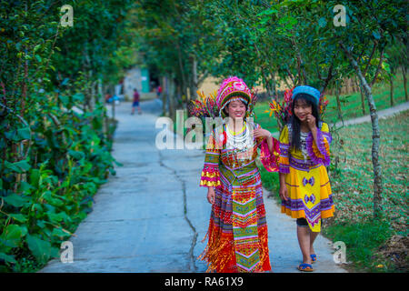 Ragazze della minoranza Hmong in un villaggio vicino a Dong Van in Vietnam Foto Stock