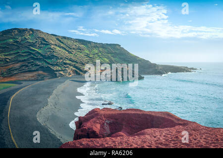 Il fantastico paesaggio di El Golfo sull'isola di Lanzarote, formata da attività vulcanica durante la creazione dell'isola. Foto Stock