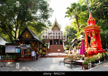 Phra Kaew Morakot o il Buddha di smeraldo del popolo Thai e i viaggiatori stranieri visita e rispetto al Wat Phra Kaew tempio il 22 febbraio 2018 in Chiang Rai Foto Stock