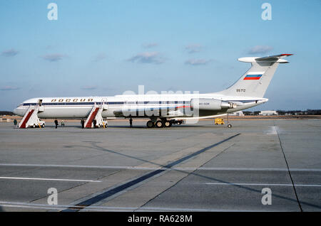 1992 - Una vista di lato di sinistra mi1-62M aereo del Presidente russo Boris Eltsin parcheggiato su sulla linea di volo seguenti il funzionario dell'arrivo. Foto Stock
