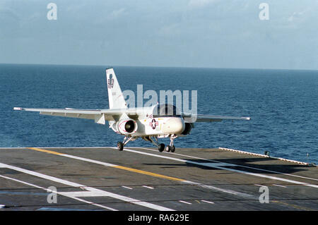 1979 - Vista anteriore destra di S-3 Viking aerei di atterraggio sul ponte di volo della portaerei USS INDIPENDENZA (CV-62). Foto Stock