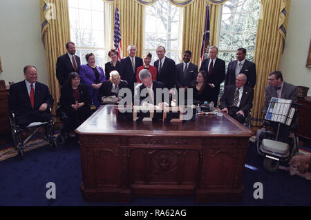 Fotografia del presidente William Jefferson Clinton firma un ordine esecutivo 13078, aumentare il tasso di occupazione degli adulti con disabilità, all Ufficio Ovale Foto Stock