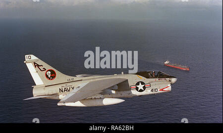 1978 - un'aria-aria - Vista laterale destra di un attacco Squadron 12 (VA-12) A-7E Corsair II aeromobili. In fondo è un commerciale non identificato petroliera. Foto Stock