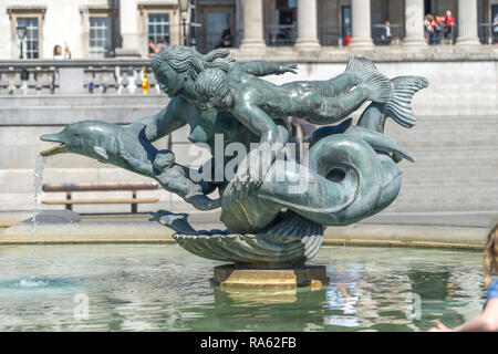 Mermaid fontana scultura in Trafalgar Square, Londra, design by Edwin Lutyens, creato dallo scultore Charles Wheeler, raffigurante una sirena con Delfino Foto Stock