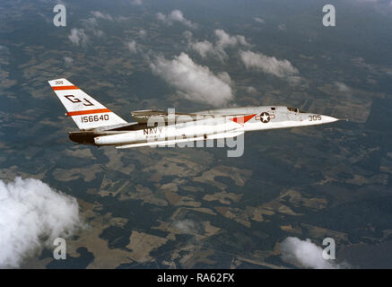 1976 - un'aria-aria - Vista laterale destra di un pesante attacco riconoscimento Squadron 3 (RVAK-3) RA-5C Vigilante aeromobili. Foto Stock