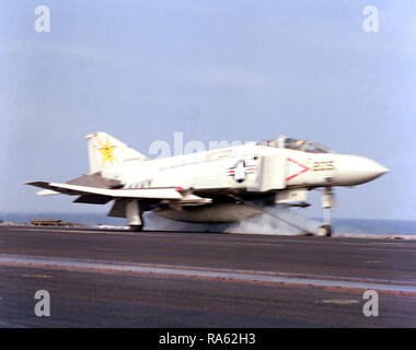 1979 - Vista anteriore destra di un F-4J Phantom II aeromobili da Fighter Squadron 33 (VF-33) appena prima del lancio dal ponte di volo della portaerei USS INDIPENDENZA (CV-62). Il velivolo è assegnato al Carrier aria Wing 7 (CVW-7). Foto Stock