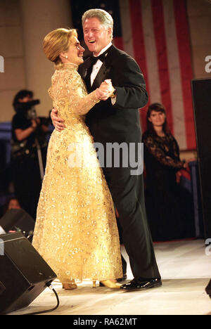 1/20/1997 - Fotografia del presidente William Jefferson Clinton e la First Lady Hillary Rodham Clinton balli presso il Tennessee sfera inaugurale in Washington, DC Foto Stock