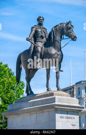 Una statua equestre del re George IV situato a Trafalgar Square a Londra, progettato da Sir Francis Chantrey Leggartt Foto Stock