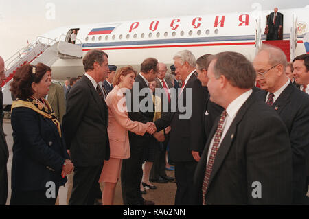 1994 - Il Presidente della Russia Boris Eltsin, soddisfare diversi capi di Stato al momento del suo arrivo. Foto Stock