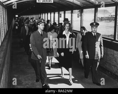 I passeggeri in arrivo da Parigi a LaGuardia Airport di New York City e a piedi attraverso il walk-modo, noto come 'sheep esegui' per la camera di quarantena ca. 1947 Foto Stock