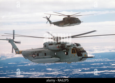 1978 - un'aria-aria - Vista laterale destra di due 39th Aerospace Rescue and Recovery ala HH-53 elicotteri sopra Goose Bay mentre en route da Eglin Air Force Base in Florida, a Woodbridge, Inghilterra. Foto Stock