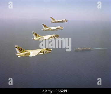 1978 - un'aria al Vista laterale destra di quattro attacchi Squadron 66 (VA-66) A-7E Corsair II aeromobili in formazione. Foto Stock