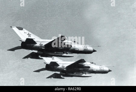 1977 - una parte inferiore destra vista delle due repubbliche MiG-21 Fishbed fighter aircraft in volo. Foto Stock