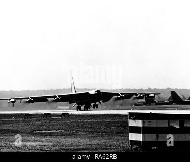 1972 - Vista anteriore destra di un B-52D Stratofortress aeromobile da Strategic Air Command tenendo spento per una missione nel nord del Vietnam durante il funzionamento linebacker. Foto Stock