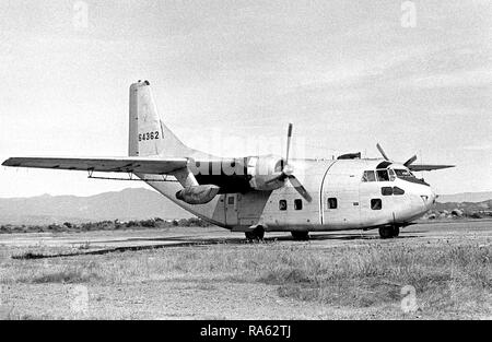 1971 - Una vista anteriore destra di un parcheggiato UC-123K Provider di aeromobili la 315Tactical Airlift Wing. Il velivolo, che stanno per essere inattivati, è denominato "patch" per gli oltre mille hit-foro patch che ha ricevuto durante la guerra del Vietnam. Foto Stock