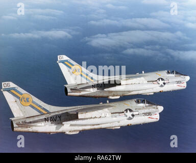 1978 - un'aria al Vista laterale destra di due attacchi Squadron 66 (VA-66) A-7E Corsair II aeromobili. Foto Stock
