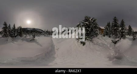 Visualizzazione panoramica a 360 gradi di Panorama casa chalet durante una nevicata nel gli alberi della foresta di inverno di notte al chiaro di luna. Forma sferica 360vr panorama.