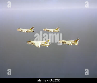 1978 - un'aria al Vista laterale sinistra di quattro attacchi Squadron 66 (VA-66) A-7E Corsair II aeromobili in formazione. Foto Stock