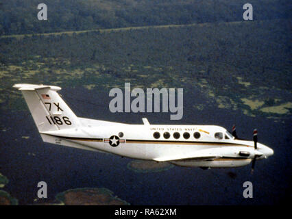 1979 - un'aria-aria - Vista laterale destra di un UC-12B velivoli da trasporto. L'UC-12B velivoli da trasporto. L'UC-12B è stato recentemente messo in servizio con la Marina Militare. Foto Stock