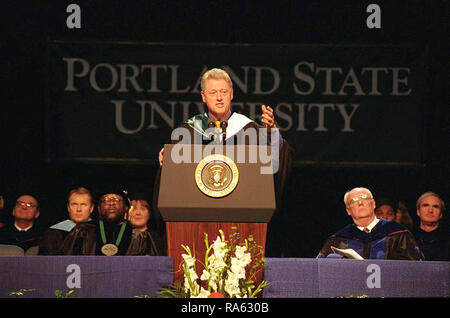 6/13/1998 fotografia del presidente William Jefferson Clinton di consegnare il Portland State University indirizzo di inizio Foto Stock