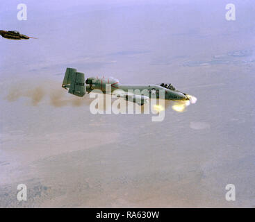 1974 - un'aria-aria - Vista laterale destra di una YA-10 aeromobile sparare la sua GAU-8 30mm pistola durante una prova. Foto Stock