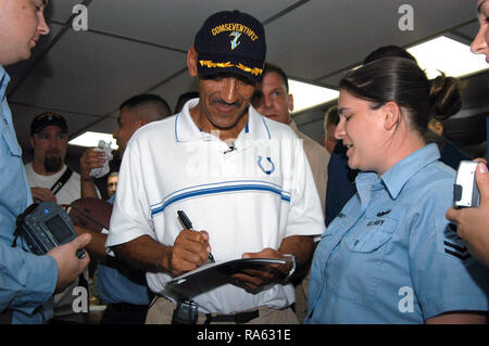 2005 - Tony Dungy, capo allenatore di Indianapolis Colts football team segni un autografo a bordo del comando USN nave USS Blue Ridge (LCC 19). Foto Stock