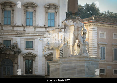 Roma, Italia - 28 dicembre 2018: Obelisco e fontana di castore e polluce in Piazza del Quirinale Foto Stock