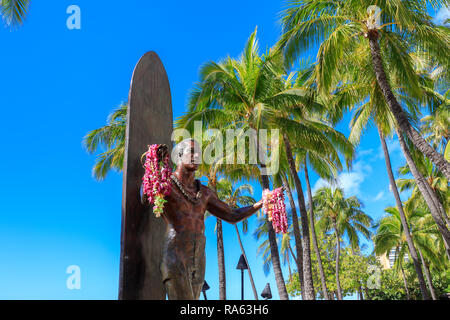 Honolulu, Hawaii - Dic 23, 2018 : Duke Kahanamoku iconica statua. Il duca è considerato il padre della moderna surfing", un maestro di nuoto, surf e Foto Stock