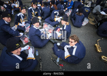 Londra, Regno Unito. Il 1° gennaio 2019. Un high school band prende una meritata pausa. Londra il primo giorno del nuovo anno Parade 2019, o LNYDP, caratteristiche appena oltre 10.000 partecipanti provenienti da Stati Uniti, UJ e Europa eseguire in Marching Band, cheer leader, squadroni carri allegorici a tema dal London Boroughs, e molti altri gruppi. Il percorso procede da Piccadilly via popolari attrazioni come Trafalgar Square verso Whitehall a Londra centrale ogni anno. Credito: Imageplotter News e sport/Alamy Live News Foto Stock