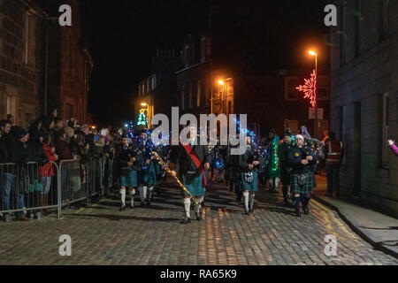 Stonehaven, Aberdeenshire, Regno Unito. Il 1° gennaio 2019. Stonehaven, Aberdeenshire, Scotland, Regno Unito. 31 Dic, 2018. Stonehaven bolide Cerimonia in Aberdeenshire il 31 dicembre 2018 e 1 gennaio 2019. Fotografato dal credito: JASPERIMAGE/Alamy Live News Foto Stock