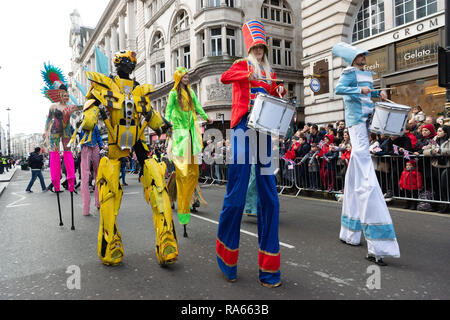 (190101) -- LONDRA, 1 gennaio, 2019 (Xinhua) -- esecutori frequentare l annuale il giorno di Capodanno sfilata in London, Gran Bretagna, 1 gennaio, 2019. (Xinhua/Ray Tang) Foto Stock