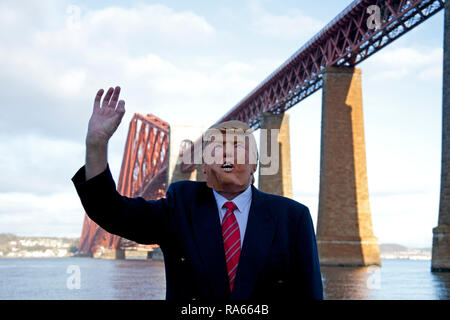 South Queensferry, Edimburgo, Scozia UK. 01 gennaio 2019. Queensferry Anno Nuovo Loony Dook, l annuale tuffo nel Firth of Forth sotto il famoso Ponte di Forth Rail. Ha luogo il terzo giorno di Edimburgo Hogmany festa di Capodanno. Capacità massima folla Foto Stock