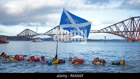 South Queensferry, Edimburgo, Scozia UK. 01 gennaio 2019. Queensferry Anno Nuovo Loony Dook, l annuale tuffo nel Firth of Forth all'ombra del famoso Ponte di Forth Rail. Ha luogo il terzo giorno di Edimburgo Hogmany festa di Capodanno. Capacità massima folla Foto Stock