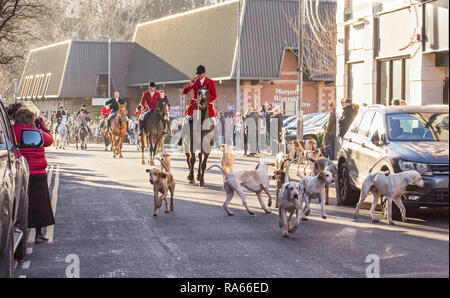 Morpeth, Northumberland, Regno Unito. 1 gennaio 2019. Il Morpeth Hunt che risale dal 1818 assembla per la loro prima uscita dell'anno. Credito: Giuseppe Gallia/Alamy Live News Foto Stock