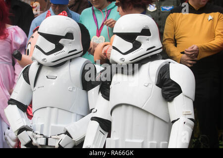 Londra, Regno Unito. 1a gen, 2019. Cosplayers vestito come Star Wars Stormtroopers da eroi per carità posare per un photocall prima dell'avvio dell'annuale London nuovi anni parade. Anni di questo tema è London accoglie favorevolmente il mondo Credito: amer ghazzal/Alamy Live News Foto Stock