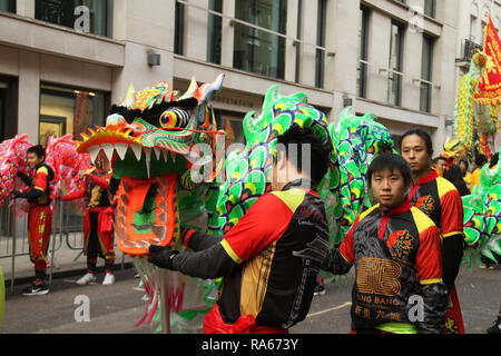 Londra, Regno Unito. Il 1 di gennaio 2019. Gli artisti interpreti o esecutori dal london Chinatown Associazione cinese visto in vista del nuovo anni parde a Berkley Square. Circa 8.000 artisti interpreti o esecutori che rappresenta il London Boroughs e oltre 20 paesi sparsi in tutto il mondo prendono parte annuale sul nuovo anni sfilano sulla strada di Londra. La parata eseguito da Green Park tube station a Piazza del Parlamento. Photo credit: David Mbiyu/​Alamy Nuovo Live Foto Stock