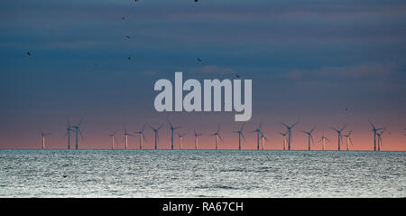 Brighton Regno Unito 1 Gennaio 2019 - Il sole tramonta dietro il Rampion offshore wind farm in distanza alla fine del pomeriggio splendido sulla costa meridionale della Gran Bretagna Credito: Simon Dack/Alamy Live News Foto Stock