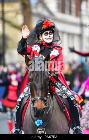 Tutti i Queen's cavalli a Londra il primo giorno del nuovo anno Parade, UK. 2019. Cranio Zombie faccia rider Foto Stock