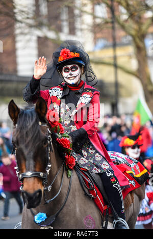 Tutti i Queen's cavalli a Londra il primo giorno del nuovo anno Parade, UK. 2019. Cranio Zombie faccia rider Foto Stock