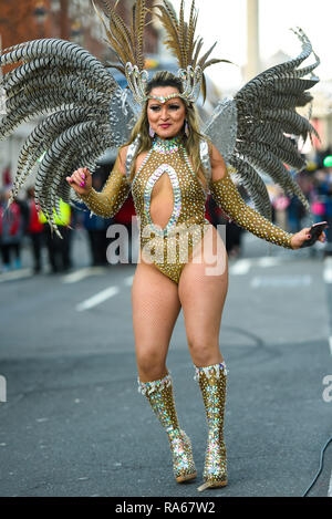 Carnaval del Pueblo a Londra il primo giorno del nuovo anno Parade, UK. Colorati costumi. Colorato ballerina femmina Foto Stock