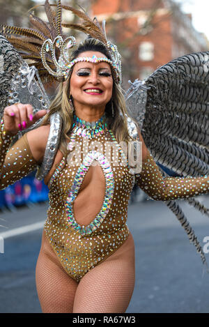 Carnaval del Pueblo a Londra il primo giorno del nuovo anno Parade, UK. Colorati costumi. Colorato ballerina femmina Foto Stock