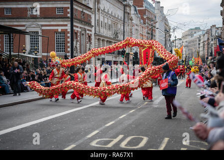 Londra, Regno Unito. 1 gennaio 2019. Il tema della sfilata di questo anno è stato "London accoglie favorevolmente il mondo". Con migliaia di artisti provenienti da una moltitudine di diversi paesi e culture di tutto il mondo sfilano per il centro di Londra. Agisce incluso LCCAUK (Londra Chinatown Associazione Cinese). Credito: Ilyas Ayub / Alamy Live News Foto Stock