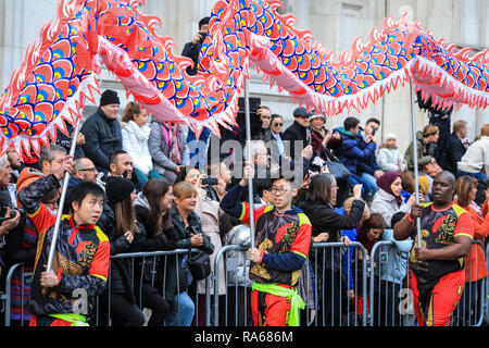 Londra, 1° gennaio 2019. La Londra Cinese Chinatown Associazione eseguire una danza leone. Londra il primo giorno del nuovo anno Parade 2019, o LNYDP, caratteristiche appena oltre 10.000 partecipanti provenienti da Stati Uniti, UJ e Europa eseguire in Marching Band, cheer leader, squadroni carri allegorici a tema dal London Boroughs, e molti altri gruppi. Il percorso procede da Piccadilly via popolari attrazioni come Trafalgar Square verso Whitehall a Londra centrale ogni anno. Credito: Imageplotter News e sport/Alamy Live News Foto Stock