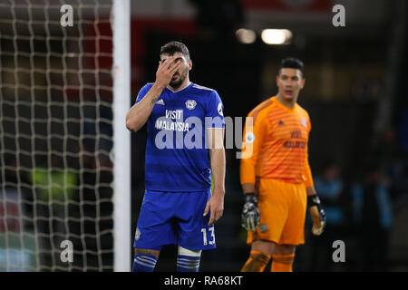 Cardiff, Galles, UK. Il 1 di gennaio 2019. Callum Paterson di Cardiff City (l) guarda sconsolato. Premier League, Cardiff City v Tottenham Hotspur a Cardiff City Stadium il giorno di nuovi anni martedì 1 gennaio 2019. Questa immagine può essere utilizzata solo per scopi editoriali. Solo uso editoriale, è richiesta una licenza per uso commerciale. Nessun uso in scommesse, giochi o un singolo giocatore/club/league pubblicazioni. pic da Andrew Orchard/Andrew Orchard fotografia sportiva/Alamy Live news Foto Stock