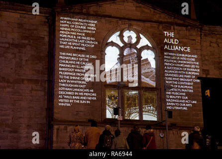 Edimburgo, Scozia, Regno Unito. 01 gennaio 2019. Il Tron e Custom House Leith, Edimburgo. Messaggio dal cielo torna a Edimburgo di Hogmanay martedì 1 gennaio con una selezione di amore lettere scritte per l'Europa. Le parole di sei internazionalmente celebrati scrittori - Billy Letford, Chitra Ramaswamy, Kapka Kassabova, Louise Welsh, Stef Smith e William Dalrymple - si illumina e animare gli edifici intorno alla città durante il primo mese del 2019. Messaggio da cieli corre fino a venerdì 25 gennaio 2019. Foto Stock