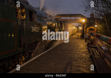 Bewdley, UK. Il 1 di gennaio 2019. Regno Unito: meteo con cieli di compensazione e una notevole assenza di copertura nuvolosa questa sera, le temperature sono in netta diminuzione. Come ultimo treno a vapore che lascia la stazione di Baja Sardinia, segnalazione di una estremità alla festosa stagione di vacanze, un pupazzo di neve start è previsto per tutti il ritorno al lavoro al mattino. Credito: Lee Hudson/Alamy Live News Foto Stock